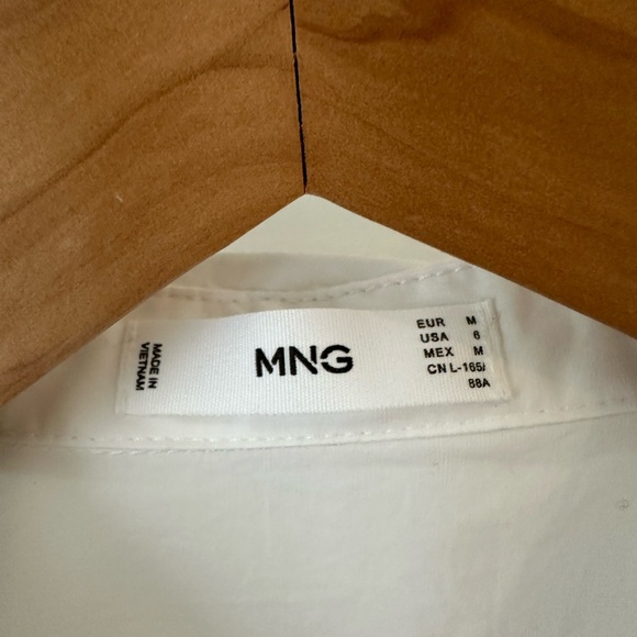 Mango crisp white button up - Picture 2 of 4